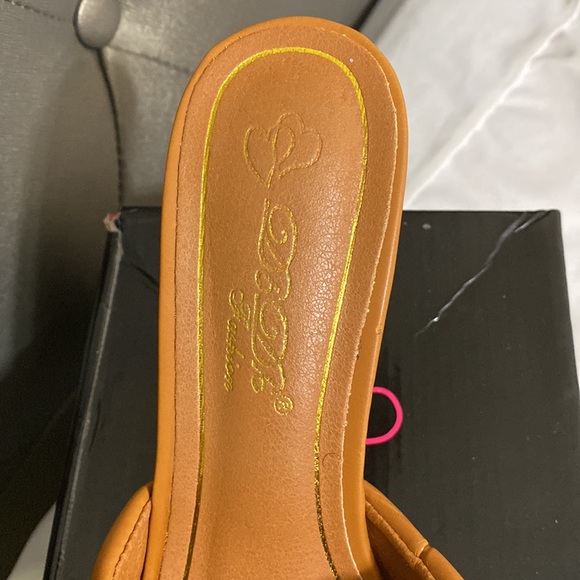 CUTE TAN BUSINESS HEEL WORN ONCE - Picture 3 of 4